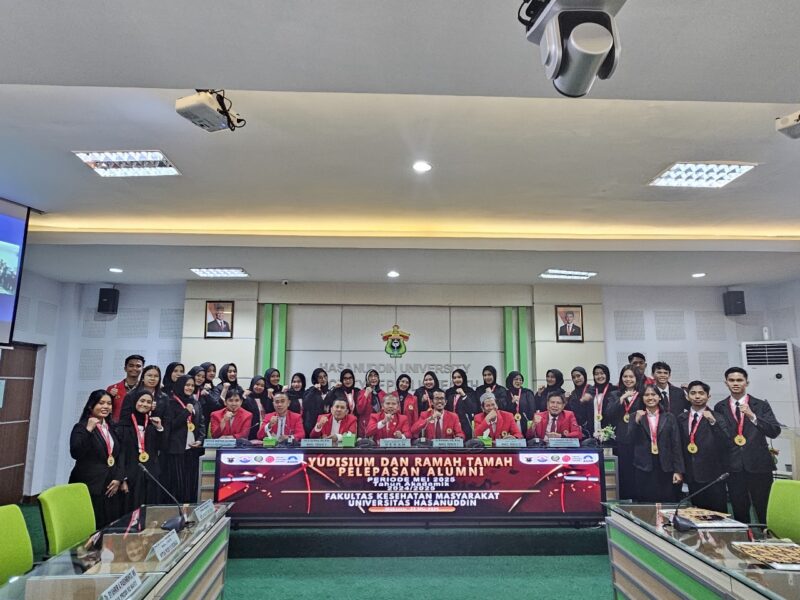Pelepasan Alumni FKM Unhas: Para lulusan FKM Unhas Periode Mei 2025 berfoto bersama setelah acara Yudisium dan Ramah Tamah, menandai berakhirnya masa studi dan kesiapan mereka untuk berkarya.