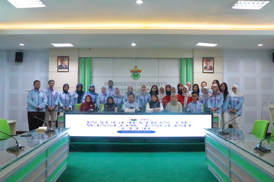 A group of students and lecturers took a group photo in the university meeting room during the inauguration of the Wins English Club.